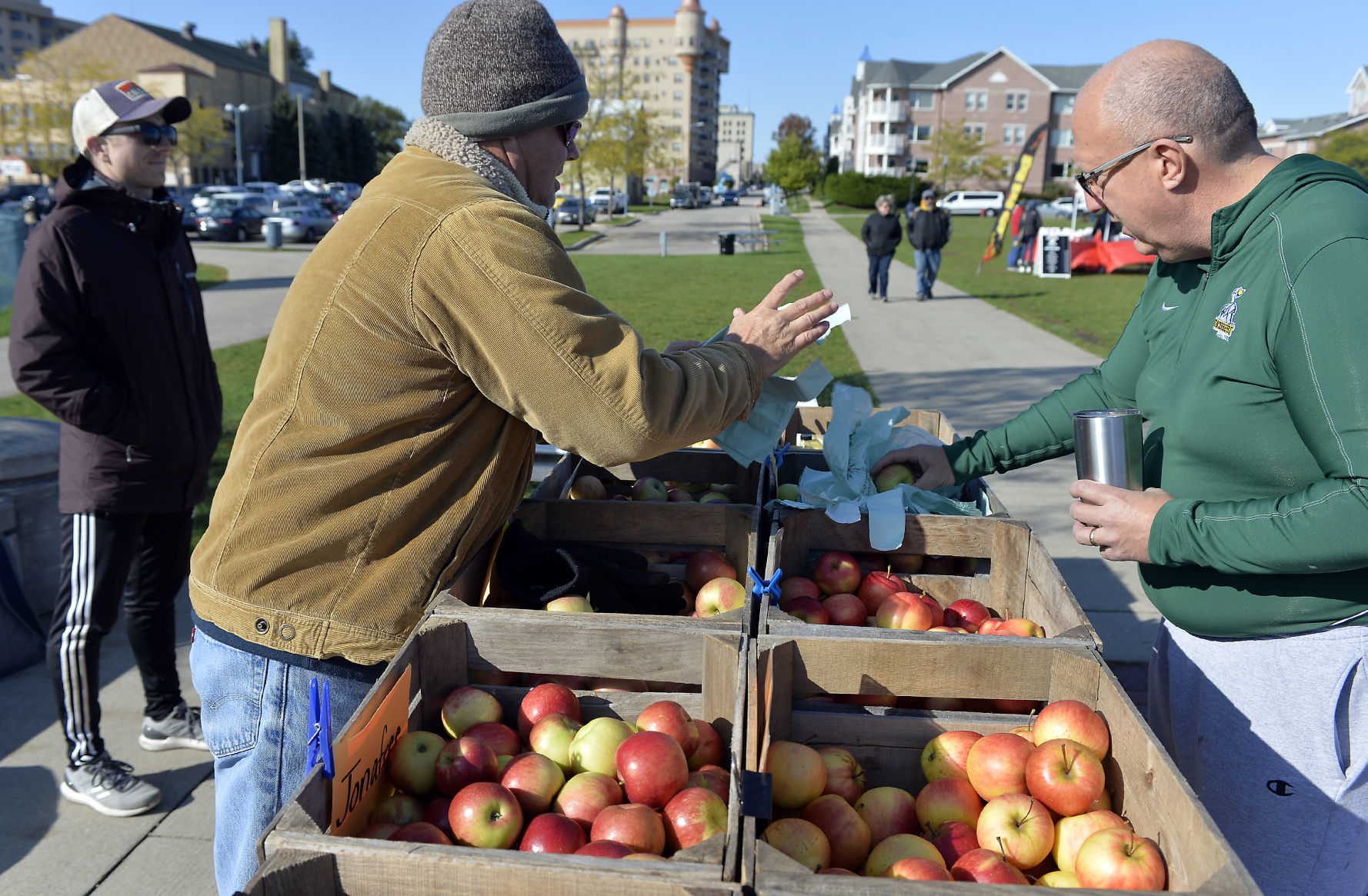 HARBOR MARKET: Apple crisp